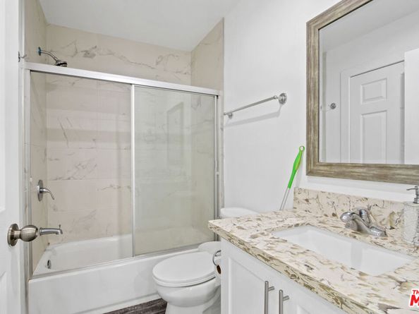 1805 S New England Street, Los Angeles CA 90006