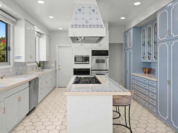 8390 Prestwick Dr, La Jolla CA 92037