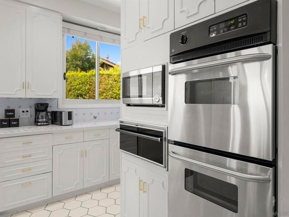 8390 Prestwick Dr, La Jolla CA 92037