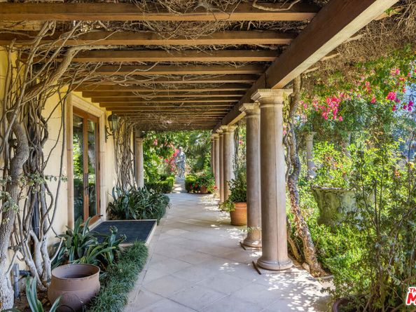 1005 Bel Air Court, Los Angeles CA 90077