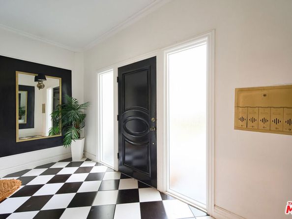 6110 N De Longpre Avenue, Los Angeles CA 90028