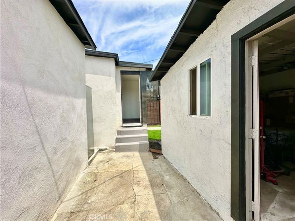 160 W 48th Street, Los Angeles CA 90037