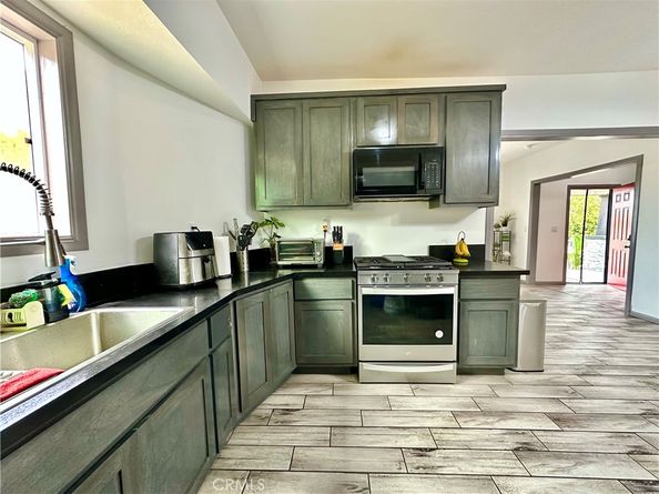 160 W 48th Street, Los Angeles CA 90037