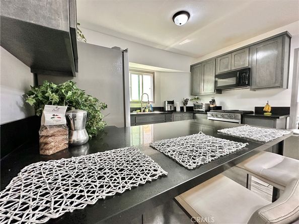 160 W 48th Street, Los Angeles CA 90037