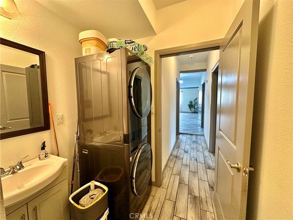 160 W 48th Street, Los Angeles CA 90037