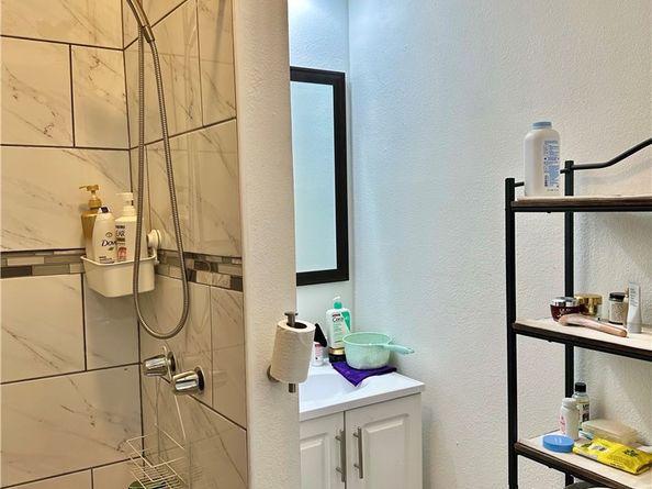 160 W 48th Street, Los Angeles CA 90037