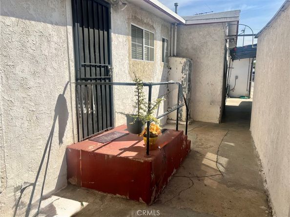 933 S La Verne Avenue, East Los Angeles CA 90022