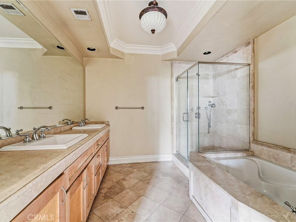 850 N Croft 301, Los Angeles CA 90069