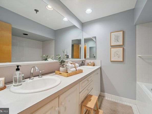 7 N Christopher Columbus Boulevard 130, Philadelphia PA 19106