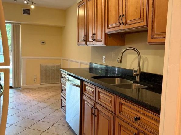 2226 Castle Rock Square 1B, Reston VA 20191