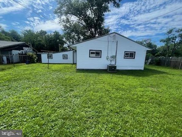 225 Oaktree Drive, Levittown PA 19055