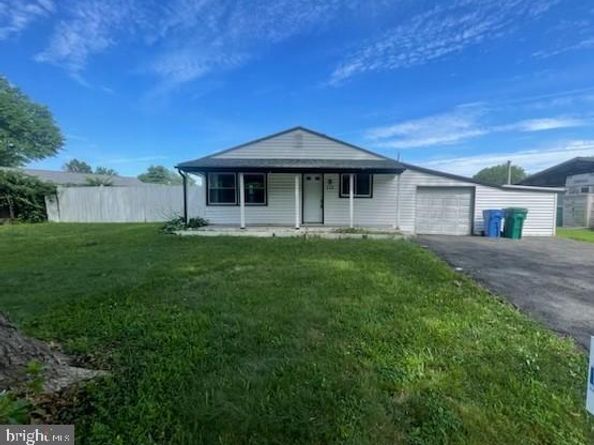 225 Oaktree Drive, Levittown PA 19055
