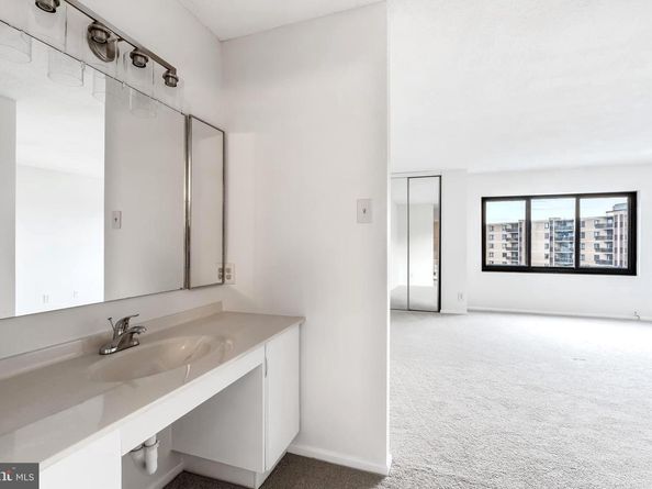203 Yoakum Parkway 1725, Alexandria VA 22304
