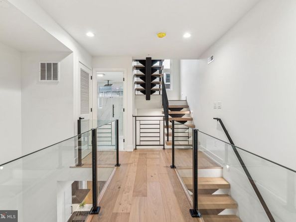 1102 N Bodine Street, Philadelphia PA 19123