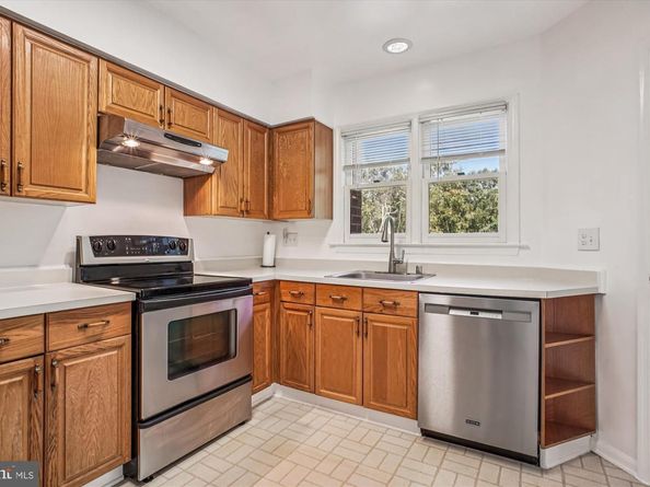 7592 Lakeside Village Drive, Falls Church VA 22042