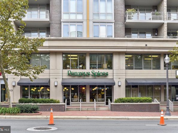 7592 Lakeside Village Drive, Falls Church VA 22042