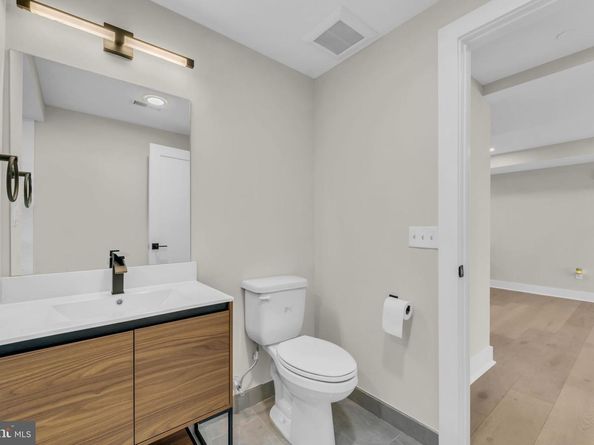 919 12TH Street NE A303, Washington DC 20002