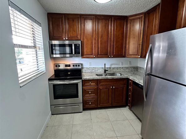 305 NE 16th St B7, Fort Lauderdale FL 33304