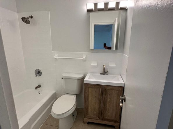 305 NE 16th St B7, Fort Lauderdale FL 33304