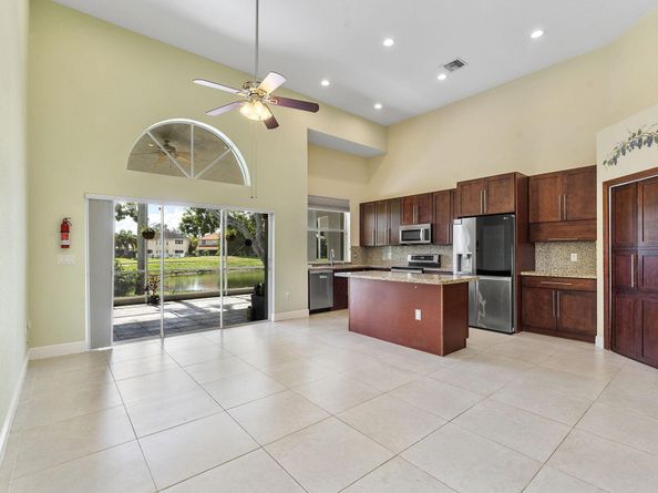 7793 Highlands Cir, Margate FL 33063