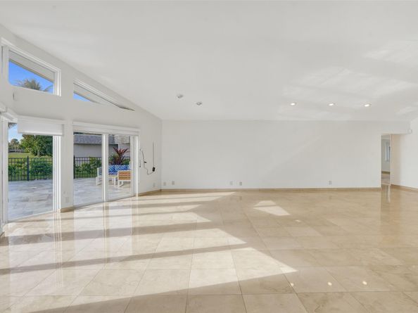 5903 Breadfruit Cir, Tamarac FL 33319