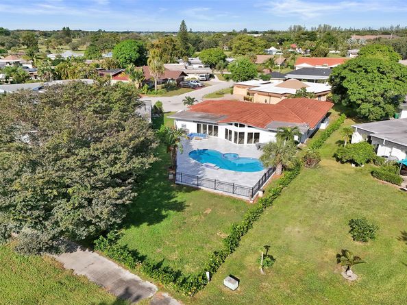 5903 Breadfruit Cir, Tamarac FL 33319