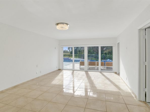 5903 Breadfruit Cir, Tamarac FL 33319