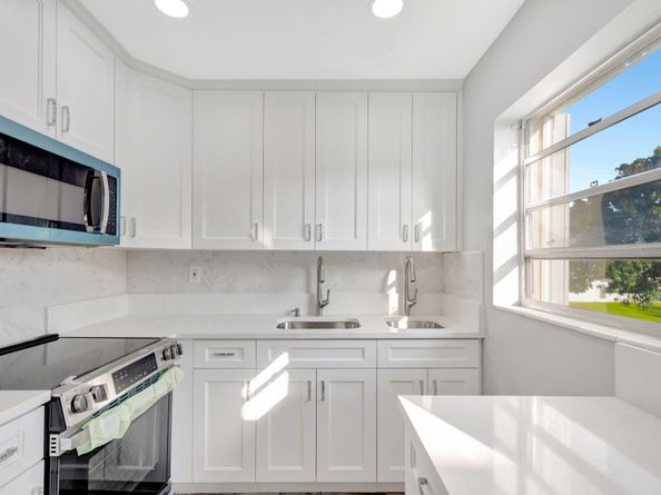 121 Bedford E, West Palm Beach FL 33417