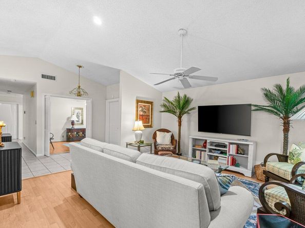 77 Ironwood Way N, Palm Beach Gardens FL 33418