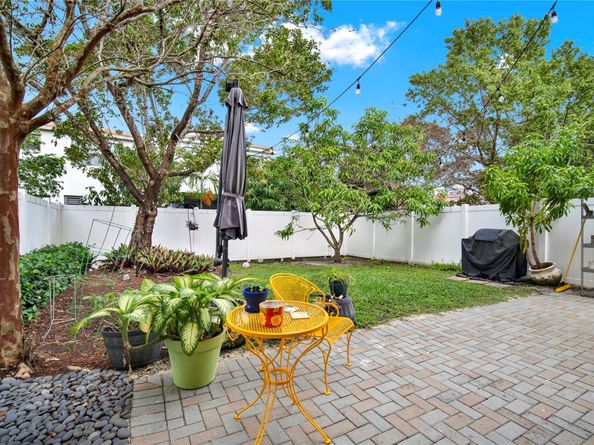 805 NE 191st St, Miami FL 33179