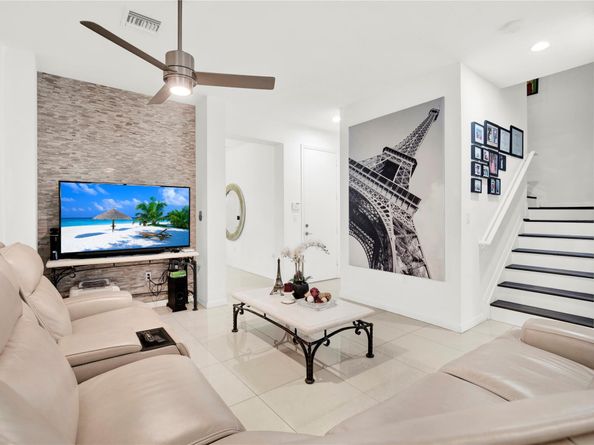 805 NE 191st St, Miami FL 33179