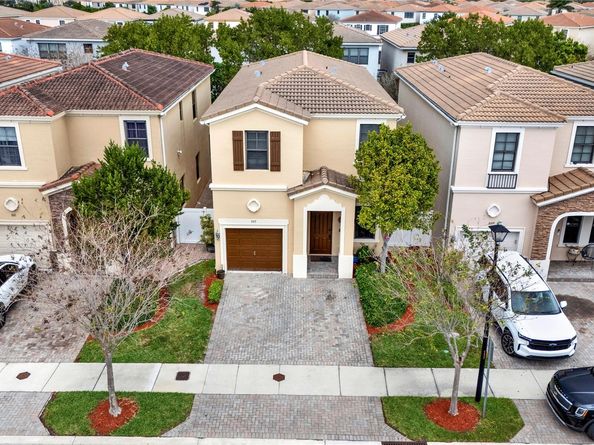 805 NE 191st St, Miami FL 33179