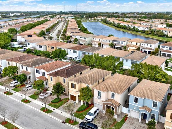 805 NE 191st St, Miami FL 33179