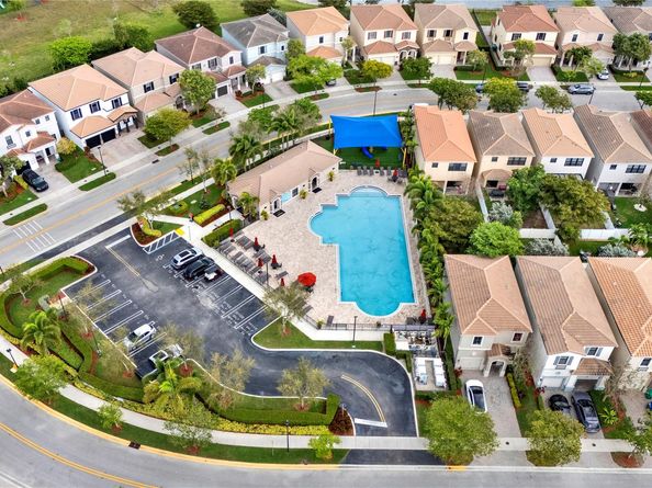 805 NE 191st St, Miami FL 33179