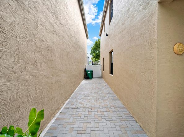 805 NE 191st St, Miami FL 33179