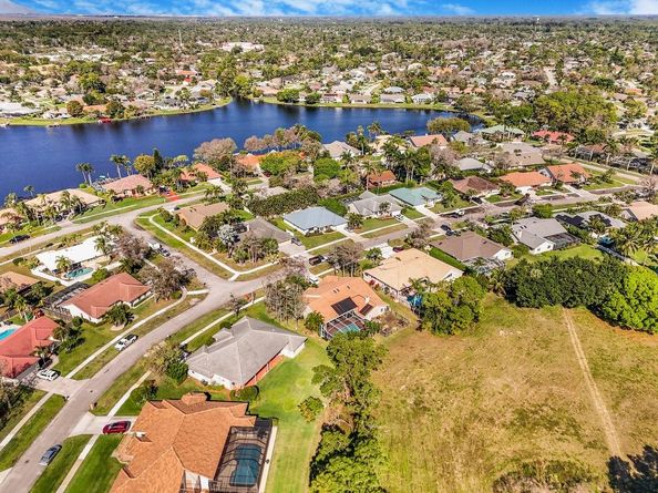 1558 Grantham Dr, Wellington FL 33414