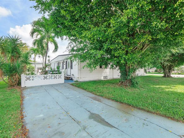 1751 SW 83rd Ter, Davie FL 33324