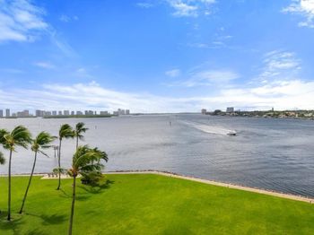 115 Lakeshore Drive