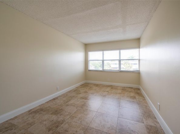 2555 NE 11th St 302, Fort Lauderdale FL 33304