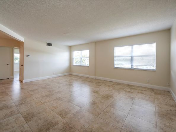 2555 NE 11th St 302, Fort Lauderdale FL 33304