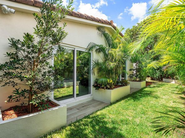 2041 NE 30th Street, Fort Lauderdale FL 33306