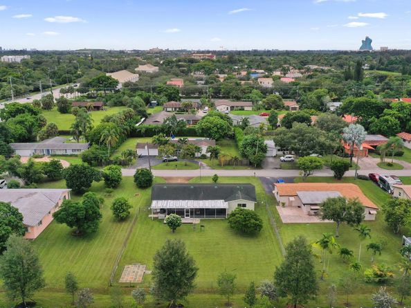 4721 SW 72nd Ave, Davie FL 33314
