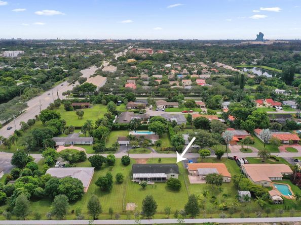 4721 SW 72nd Ave, Davie FL 33314