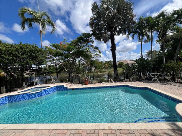 11217 NW 68th Pl, Parkland FL 33076