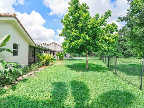 9101 N Southern Orchard Rd, Davie FL 33328