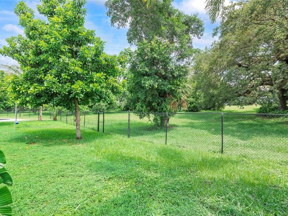 9101 N Southern Orchard Rd, Davie FL 33328