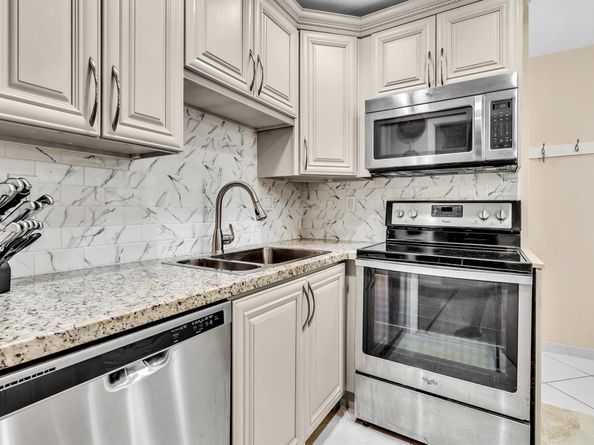 3020 NE 16th Ave 204 E, Oakland Park FL 33334