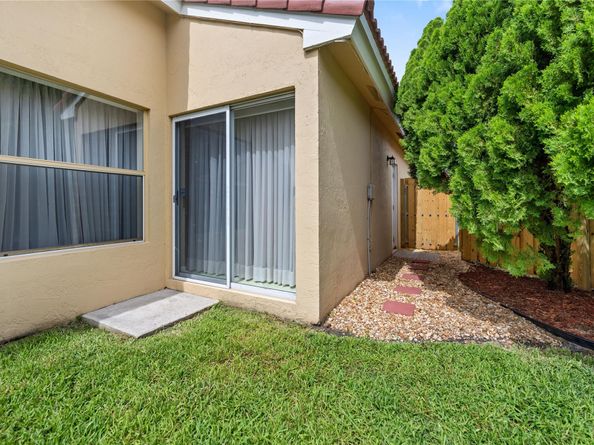 1022 NW 125th Ave, Sunrise FL 33323