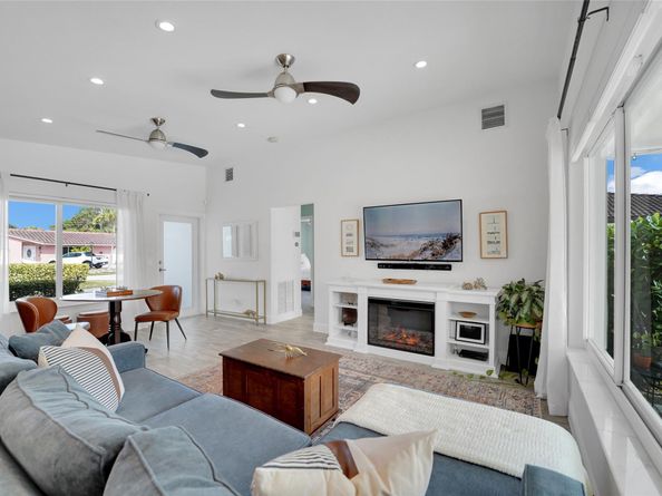 17 SE 9th Ave, Deerfield Beach FL 33441