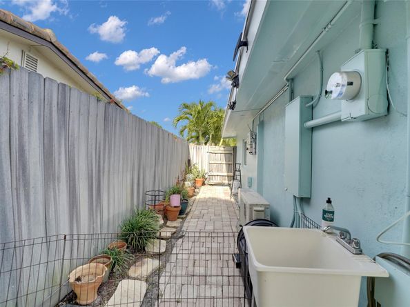 17 SE 9th Ave, Deerfield Beach FL 33441
